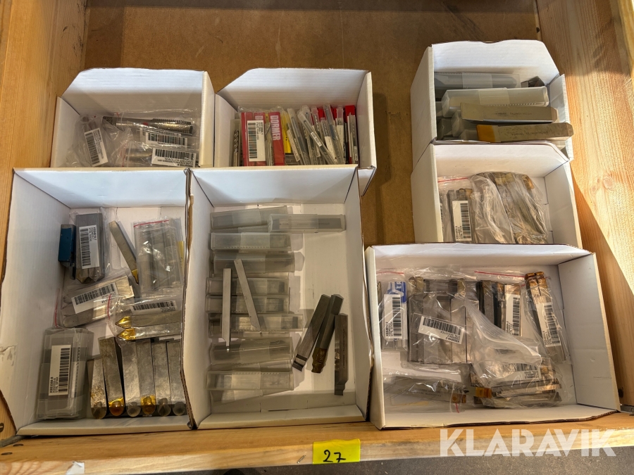 Parti med svarvstål och pinnfräsar