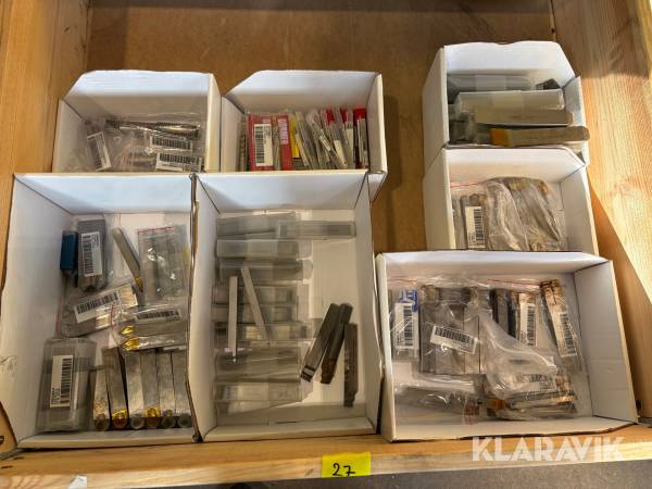 Parti med svarvstål och pinnfräsar