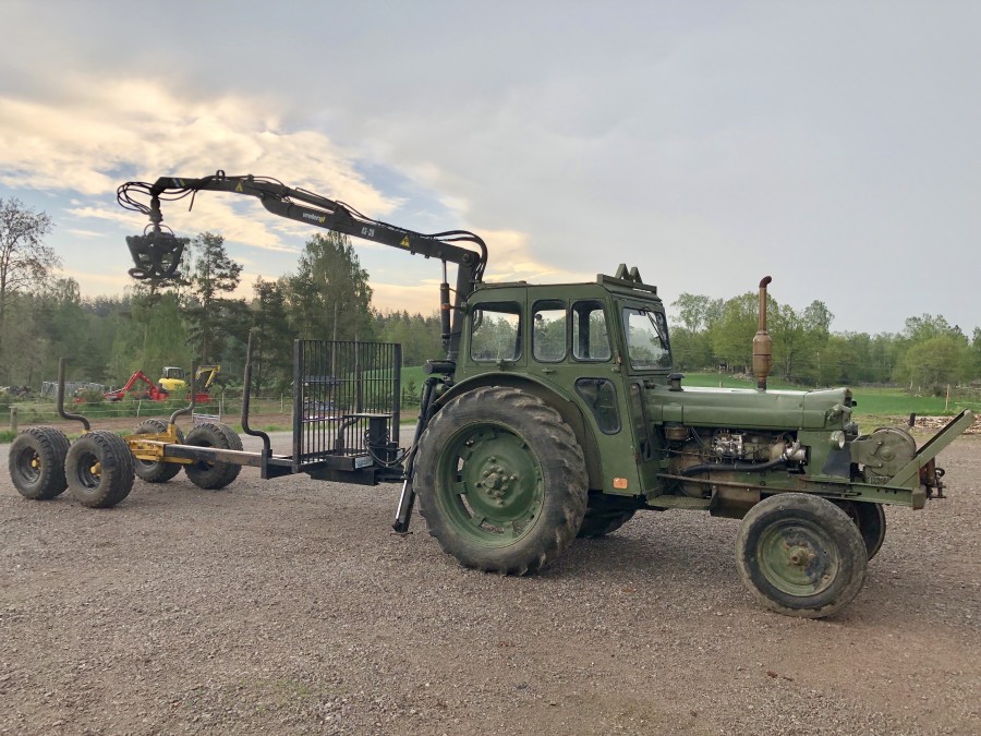 Traktor med timmervagn