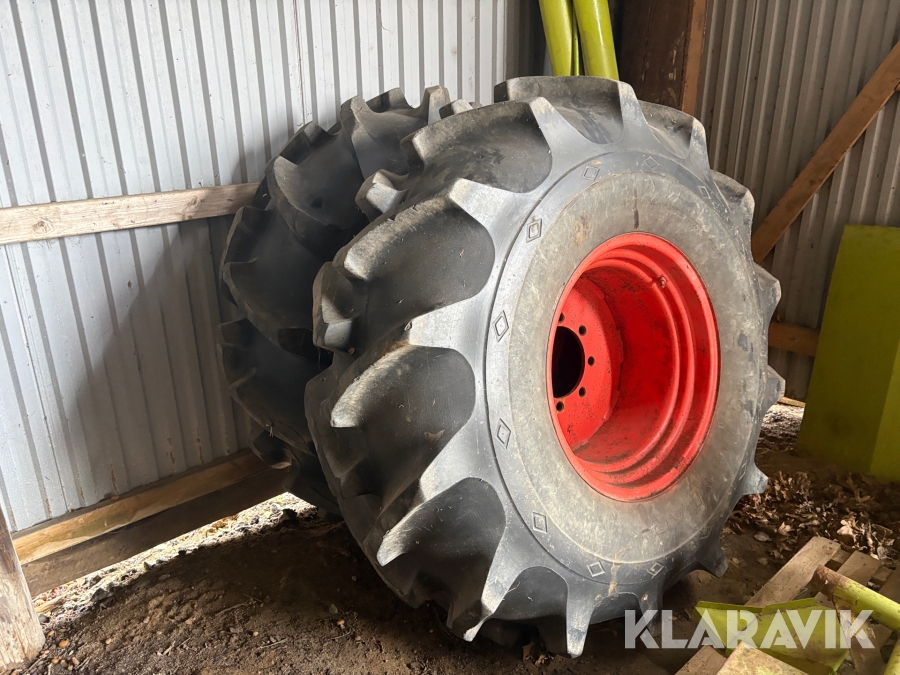 Däck på fälg 2 st till skördetröska