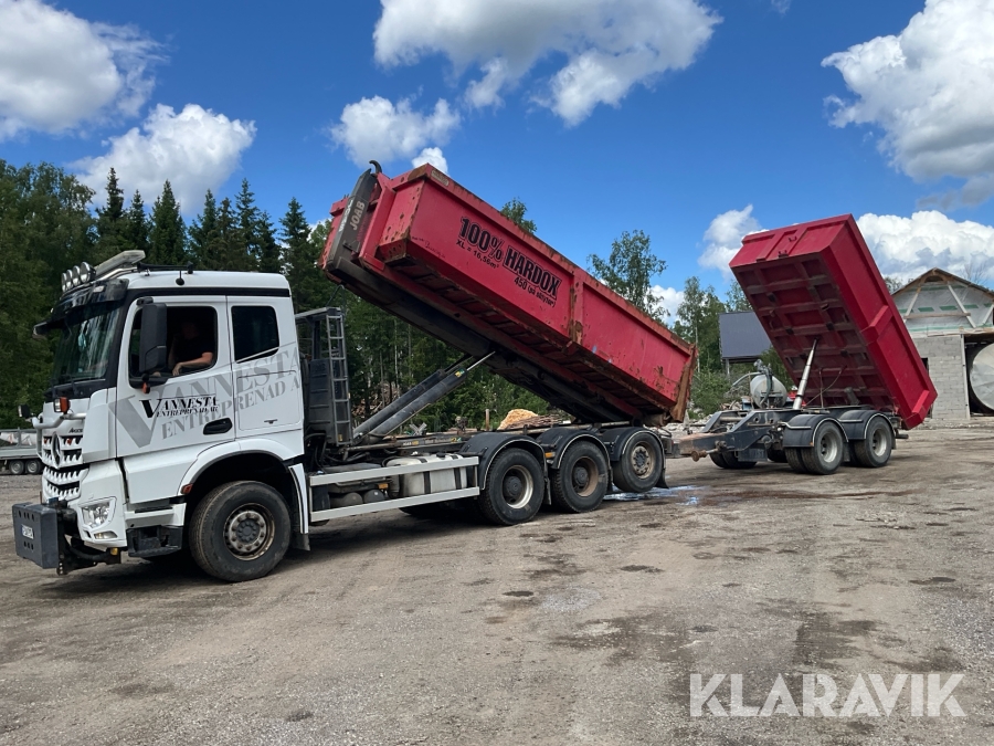 Lastväxlare Mercedes-Benz Arocs med kärra 