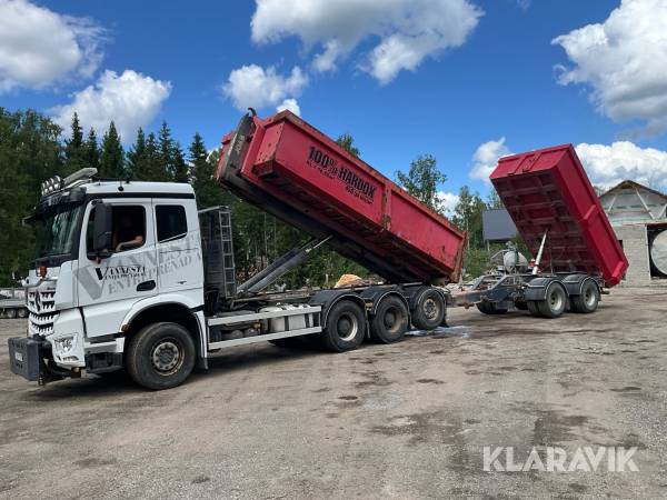 Lastväxlare Mercedes-Benz Arocs med kärra 
