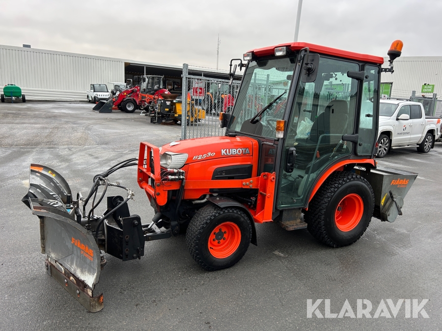 Traktor Kubota B2530 med lastare, plog & spridare