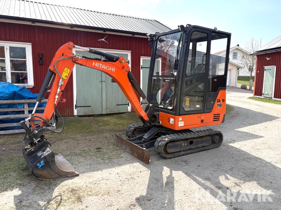 Grävmaskin Hitachi ZX19-5A CR med maskinkärra och redskap