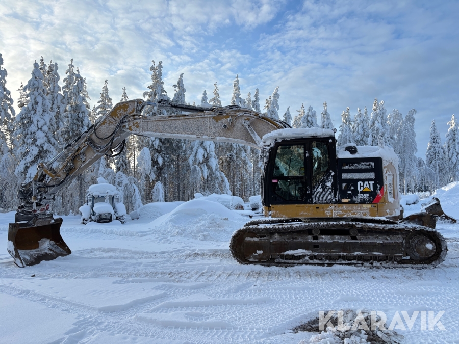 Grävmaskin CAT 335F med flera redskap.