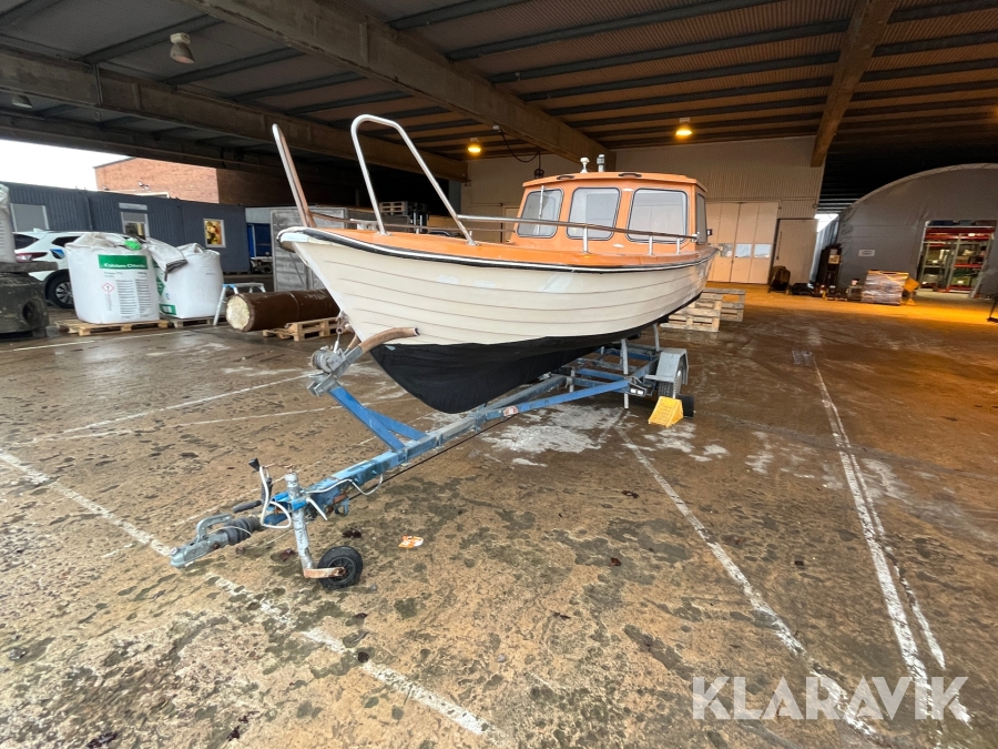 Båt Uttern inombordare 560 med hytt & registrerad trailer, 80/h