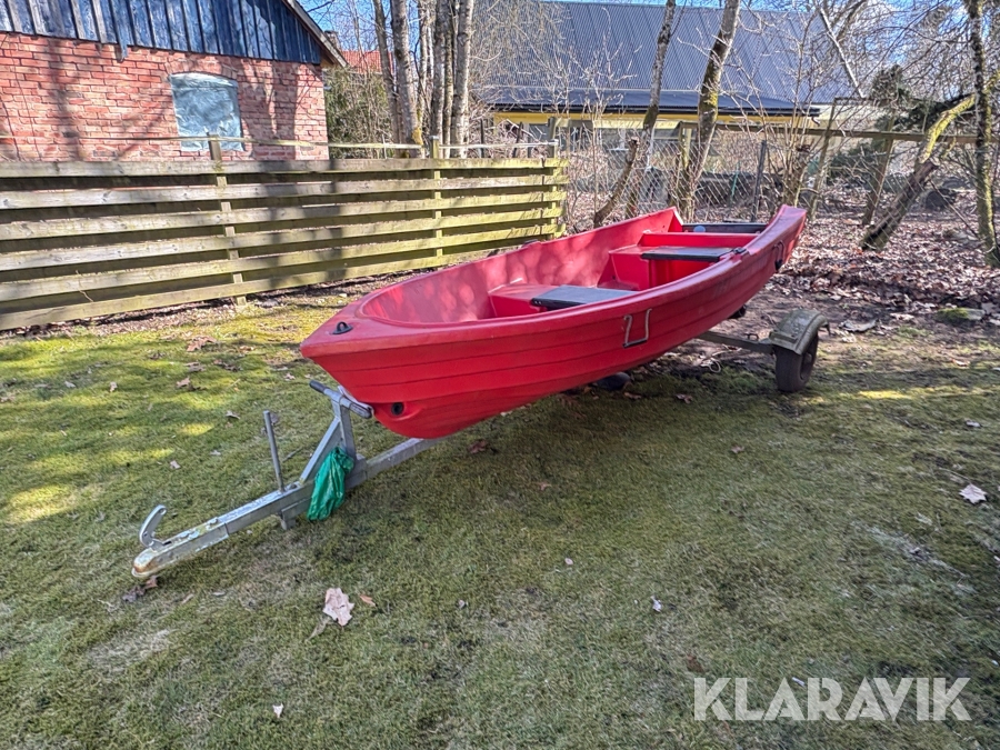 Båt Pioner 10 med båttrailer (30km/h) och träåror