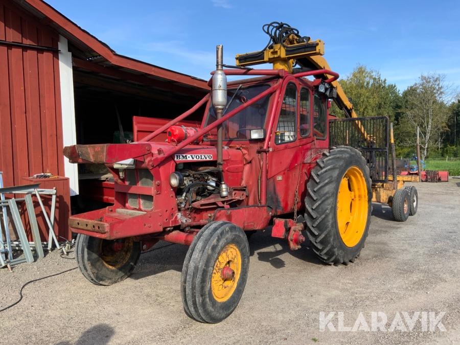 Veterantraktor Volvo BM 400 halvband med kran och skogskärra