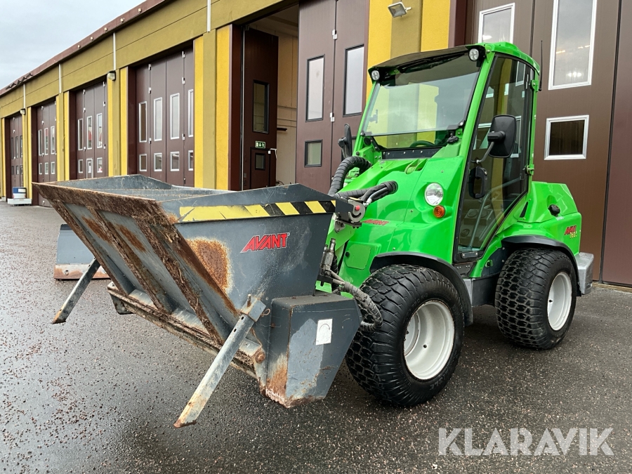 Redskapsbärare/Kompaktlastare Avant 760i med plog, sandspridare, skopor och gafflar