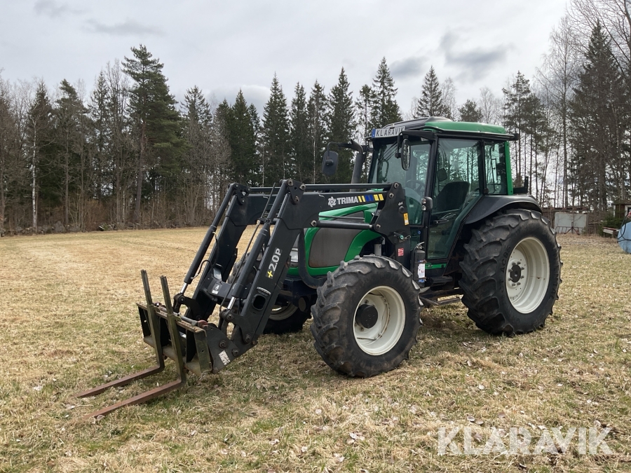 Traktor Valtra A75 med skogshytt, lastare och pallgafflar