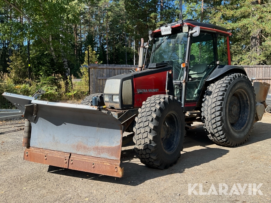 Traktor Valtra Valmet 700 med Quicke 640 lastare och vinterredskap