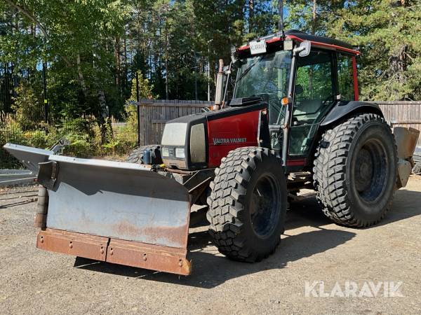Traktor Valtra Valmet 700 med Quicke 640 lastare och vinterredskap