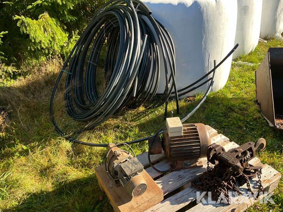 Industritillbehör elmotor, vattenpump med rör, och telfer