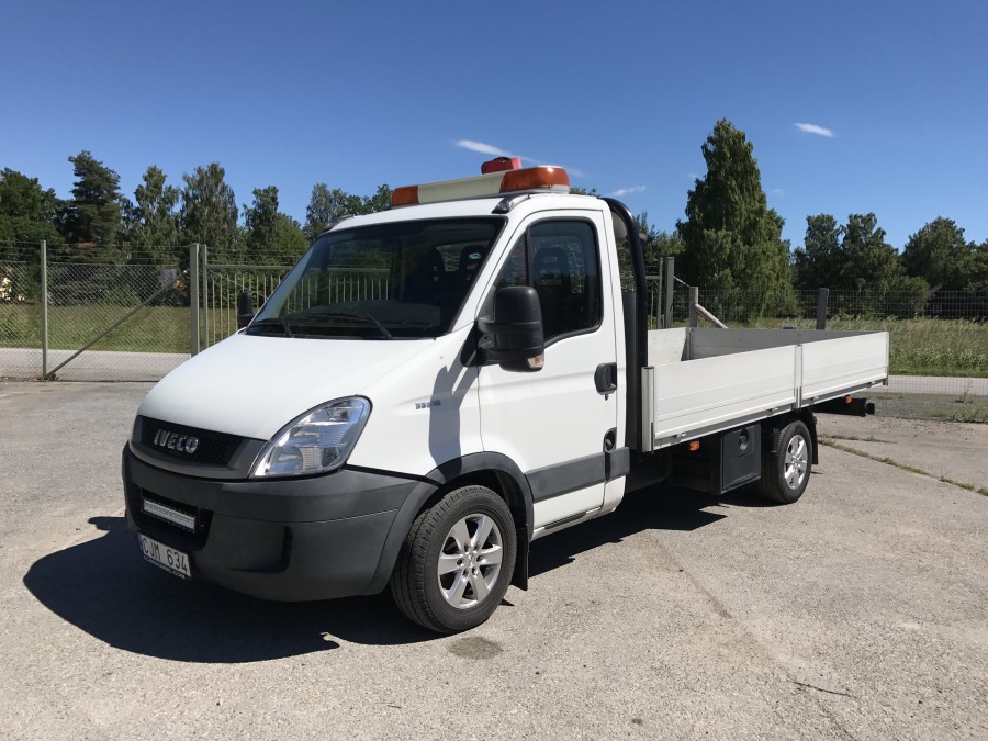 Lätt lastbil med flak och kran