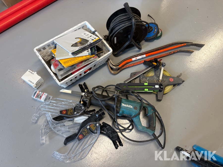 Tigersåg, kofötter, måttband, klingor och mera tillbehör