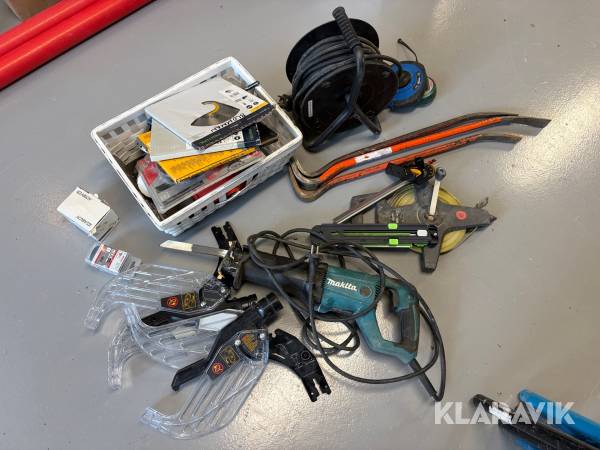 Tigersåg, kofötter, måttband, klingor och mera tillbehör