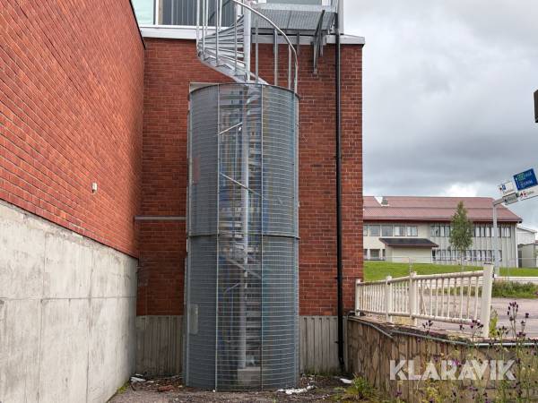 Utrymningstrappa ca 7m, med skyddsbur Spiraltrappa