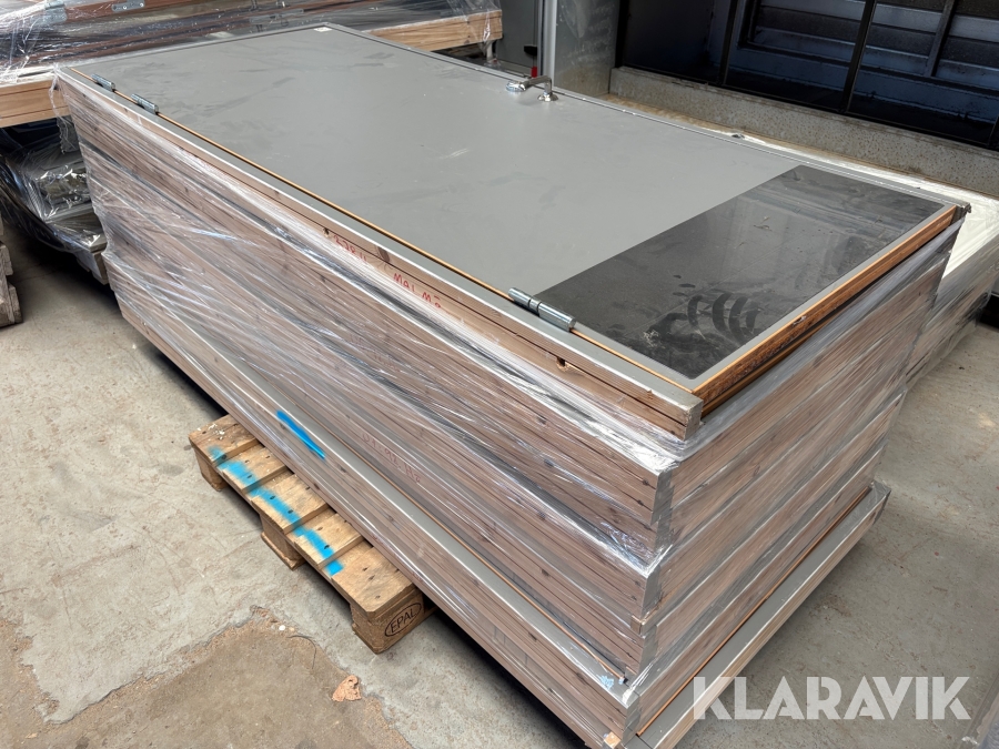 Dörrar med sparkskydd och karm 2100x890mm
