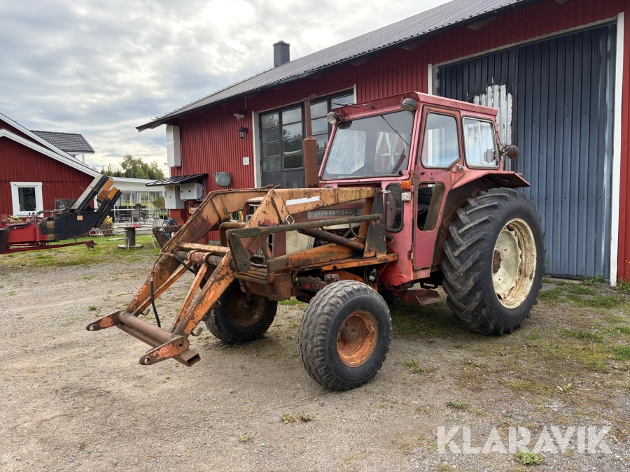 Veterantraktor International 474 med lastare