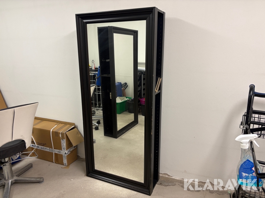 Spegel med hylla och eluttag