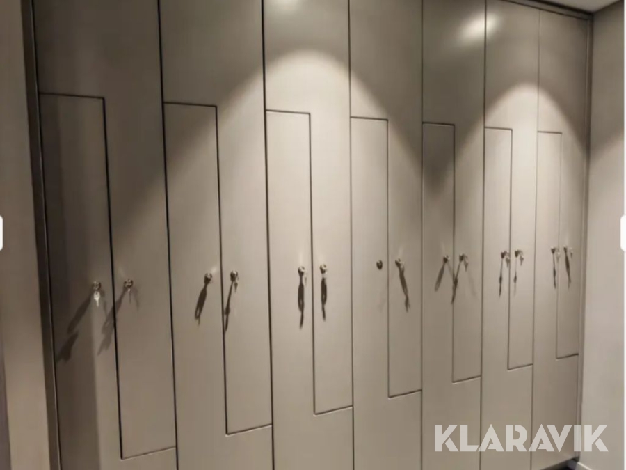 Platsbyggd garderob/skåpvägg komplett