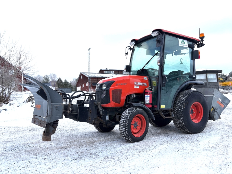 Traktor Kubota STW37 med vikplog och sandspridare