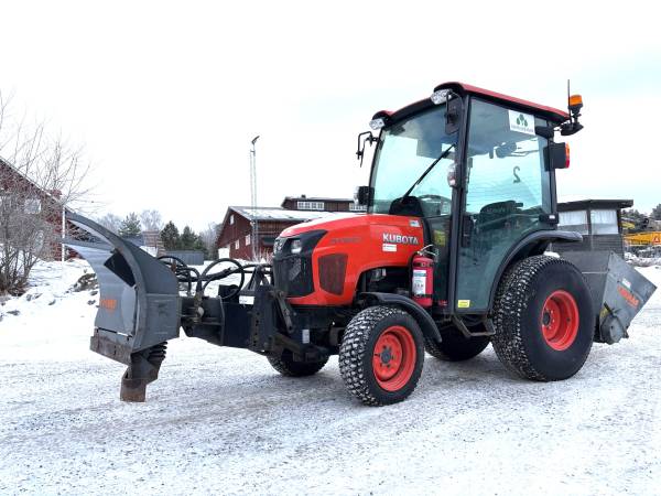 Traktor Kubota STW37 med vikplog och sandspridare