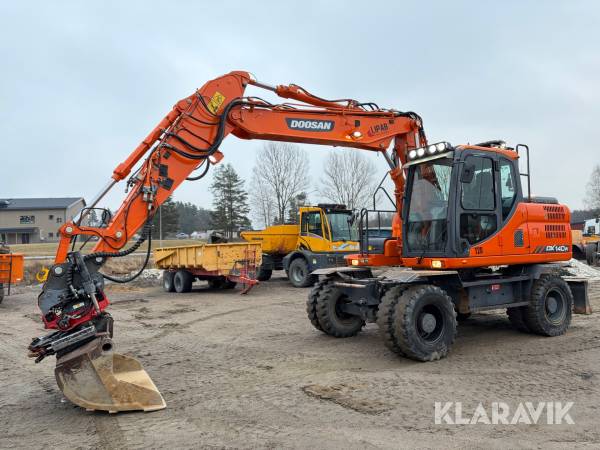 Grävmaskin Doosan DX140W-3 med tiltrotator och planeringsskopa