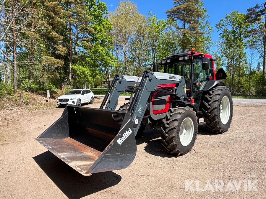 Traktor Valtra A83 med frontlastare och skopa