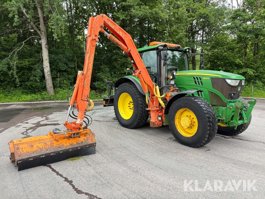 Traktor med armklippare John Deere 6145R