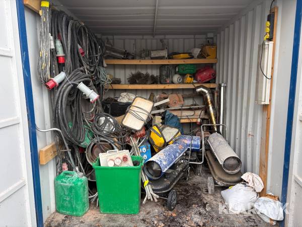 Container 10 fot med diverse verktyg