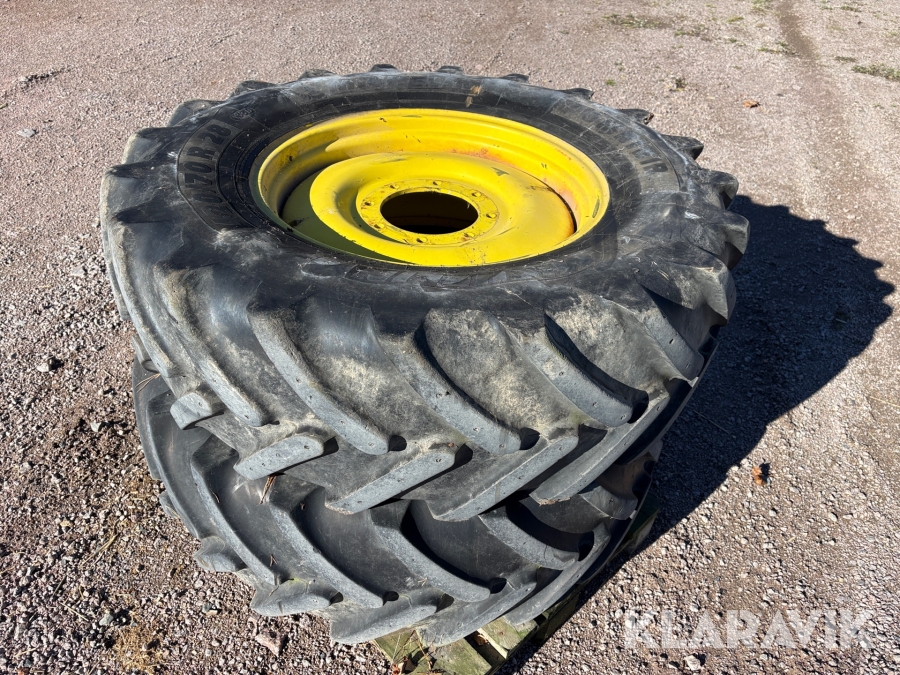 Traktordäck John Deere 420/70 R28 2st