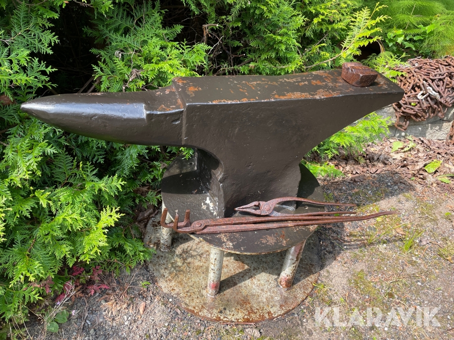 Smidesstäd med smidesstänger  