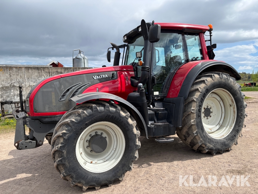 Traktor Valtra T213 med frontlyft