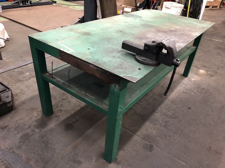 Arbetsbänk i stål med skruvstäd