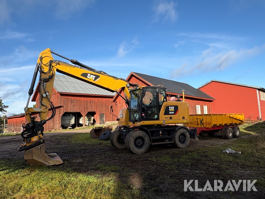 Grävmaskin CAT M316F med vagn och många redskap