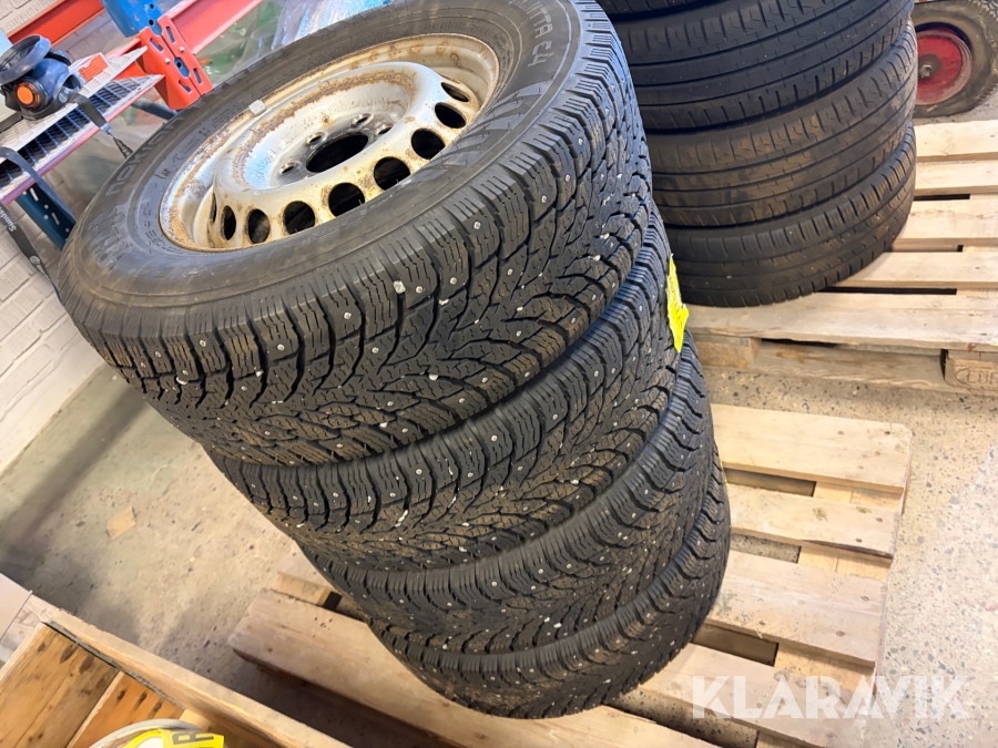 Vinterdäck på fälg 235/65R16C