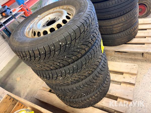 Vinterdäck på fälg 235/65R16C