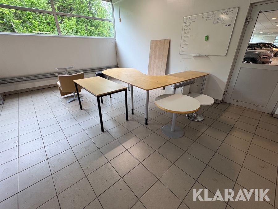 Parti med diverse kontors möbler.