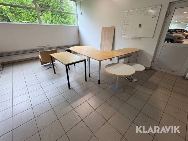 Parti med diverse kontors möbler.