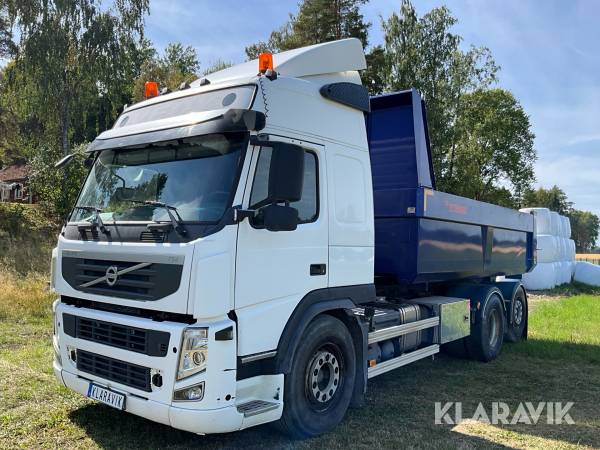 Tippbil Volvo FM 6x2 med bergflak