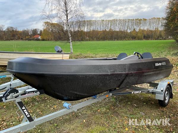 Motorbåt River 420
