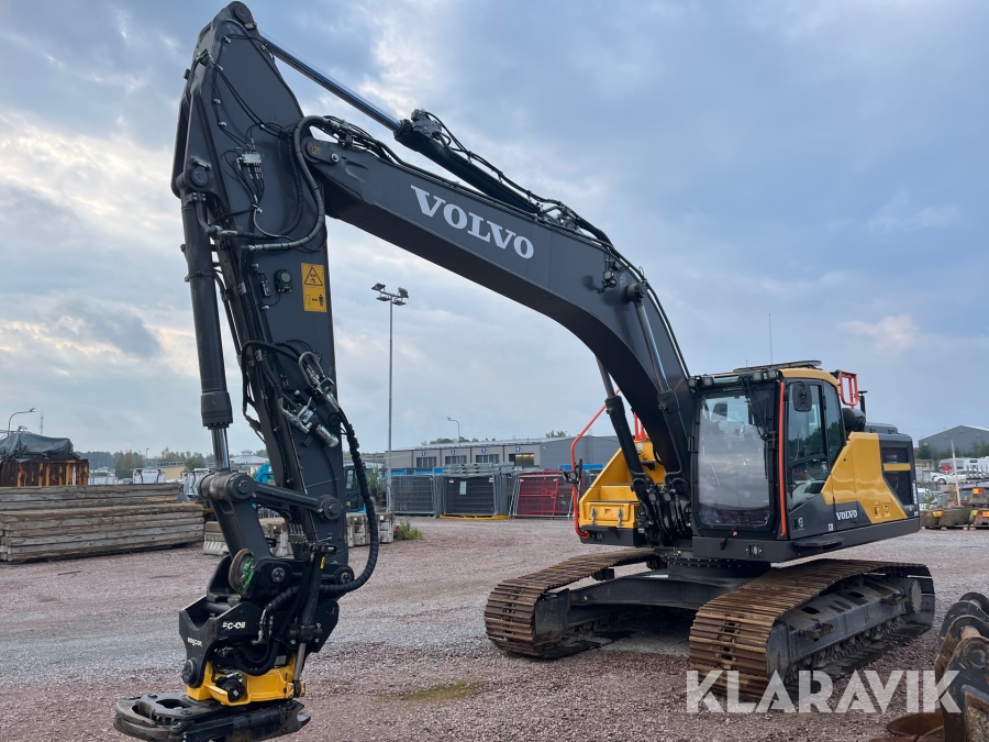 Grävmaskin Volvo EC250E med redskap och Makin 3D