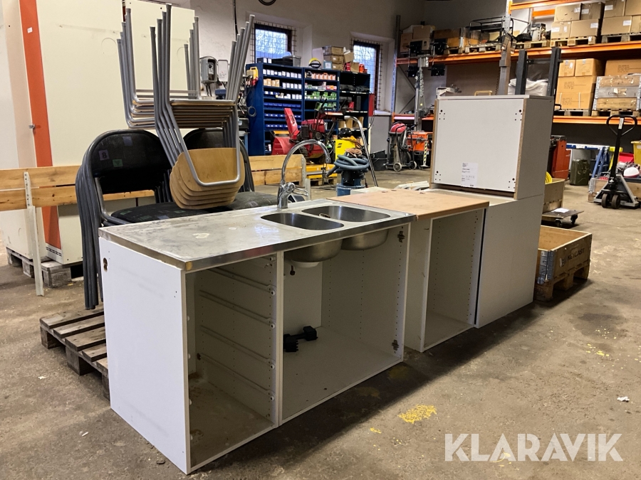 Köksutrustning från manskapsbod med stolar handfat och värmeskåp