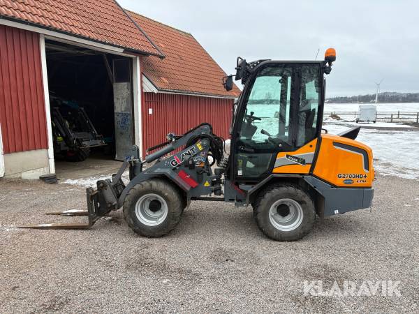 Kompaktlastare Giant G2700HD+ med 3 redskap