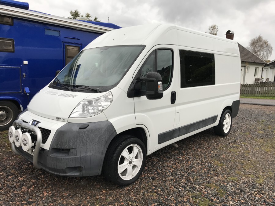 Skåpbil med baksäte (nyservad)