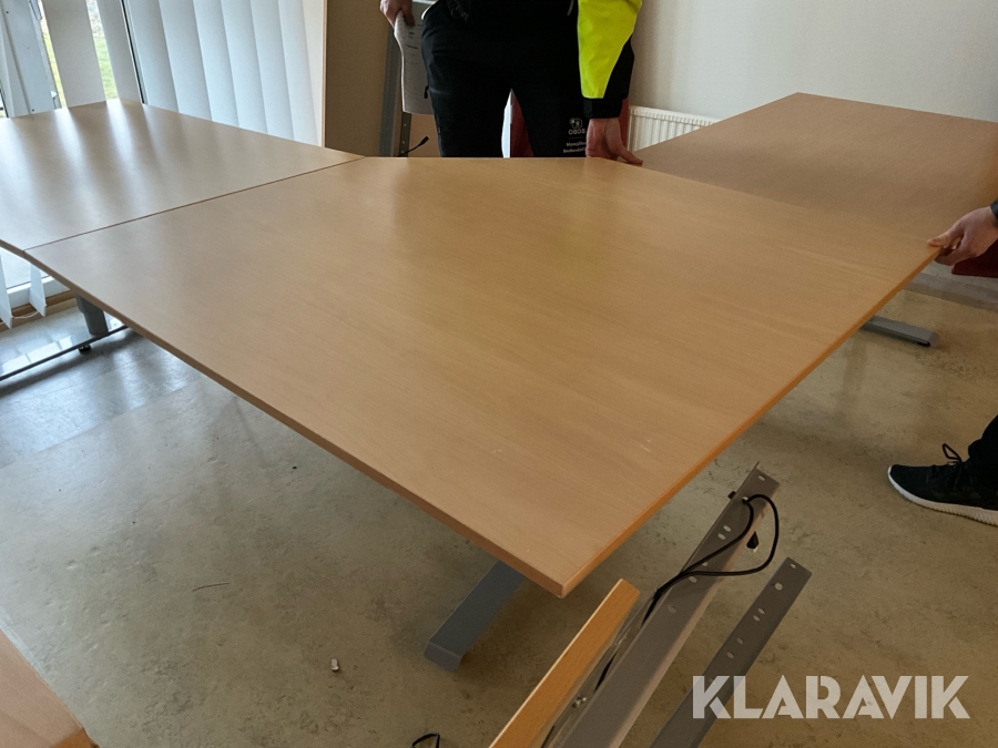 Kontorsskrivbord höj och sänkbart 2 st skrivbord,  3 st hurtsar, 2 st skåp