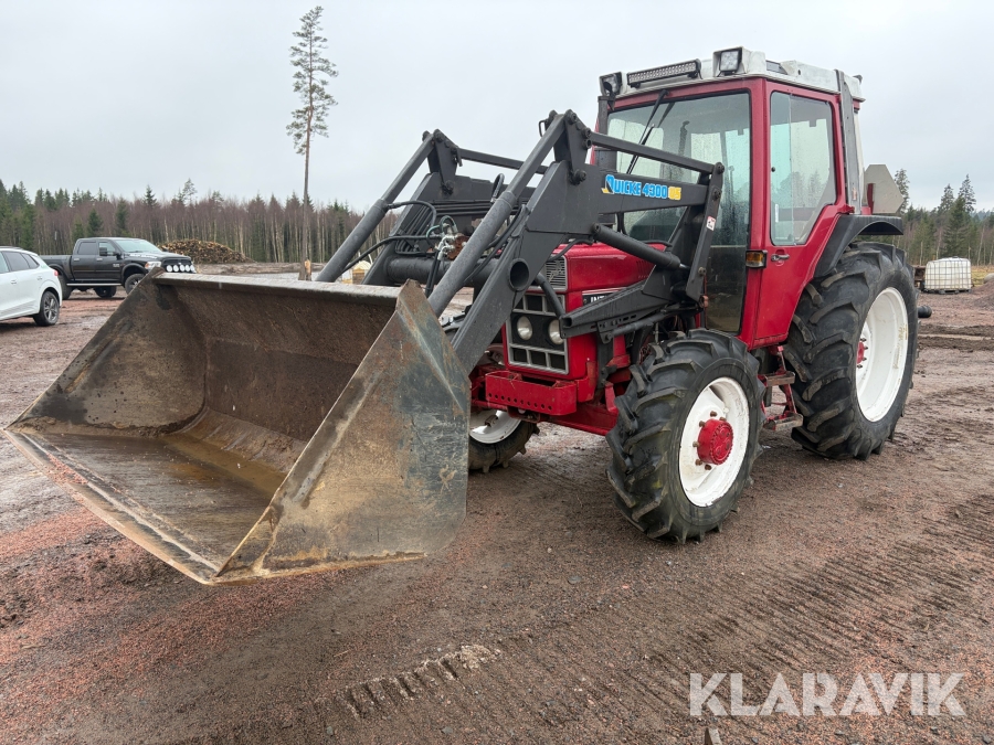 Traktor med frontlastare International 685XL