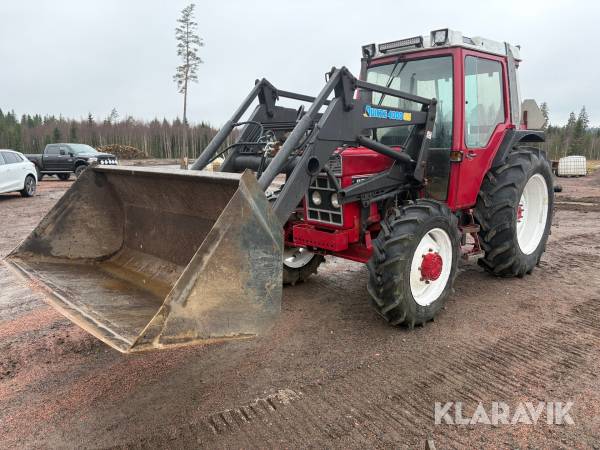Traktor med frontlastare International 685XL