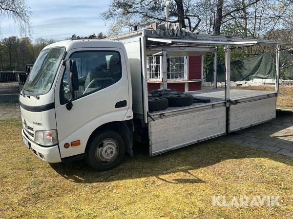 Lätt lastbil Toyota Dyna med flak och bakgavellyft